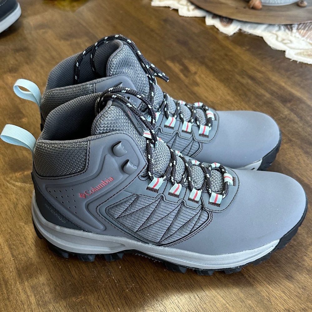 Columbia Women's Gray and Black Athletic Boots